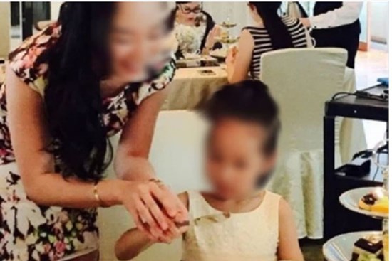 Khinh vợ cũ nghèo, chồng gây khó dễ không cho gặp con nhưng ngày gặp nạn, nhìn vật trên tay cô mà anh không cất thành lời