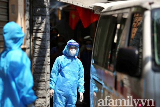 Hà Nội: Tạm phong tỏa nơi ở, đưa 2 mẹ con bé gái 1 tuổi dương tính SARS-CoV-2 đi cách ly