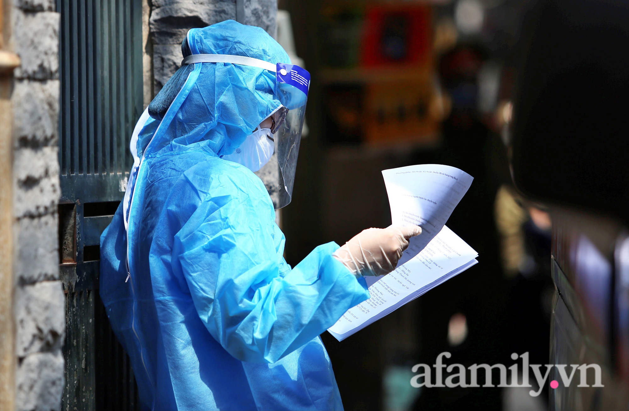 Hà Nội: Tạm phong tỏa nơi ở, đưa 2 mẹ con bé gái 1 tuổi dương tính SARS-CoV-2 đi cách ly-4