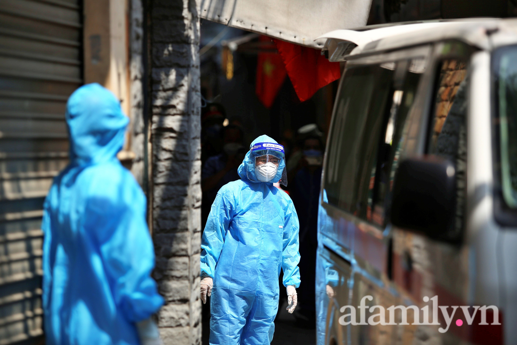 Hà Nội: Tạm phong tỏa nơi ở, đưa 2 mẹ con bé gái 1 tuổi dương tính SARS-CoV-2 đi cách ly-2