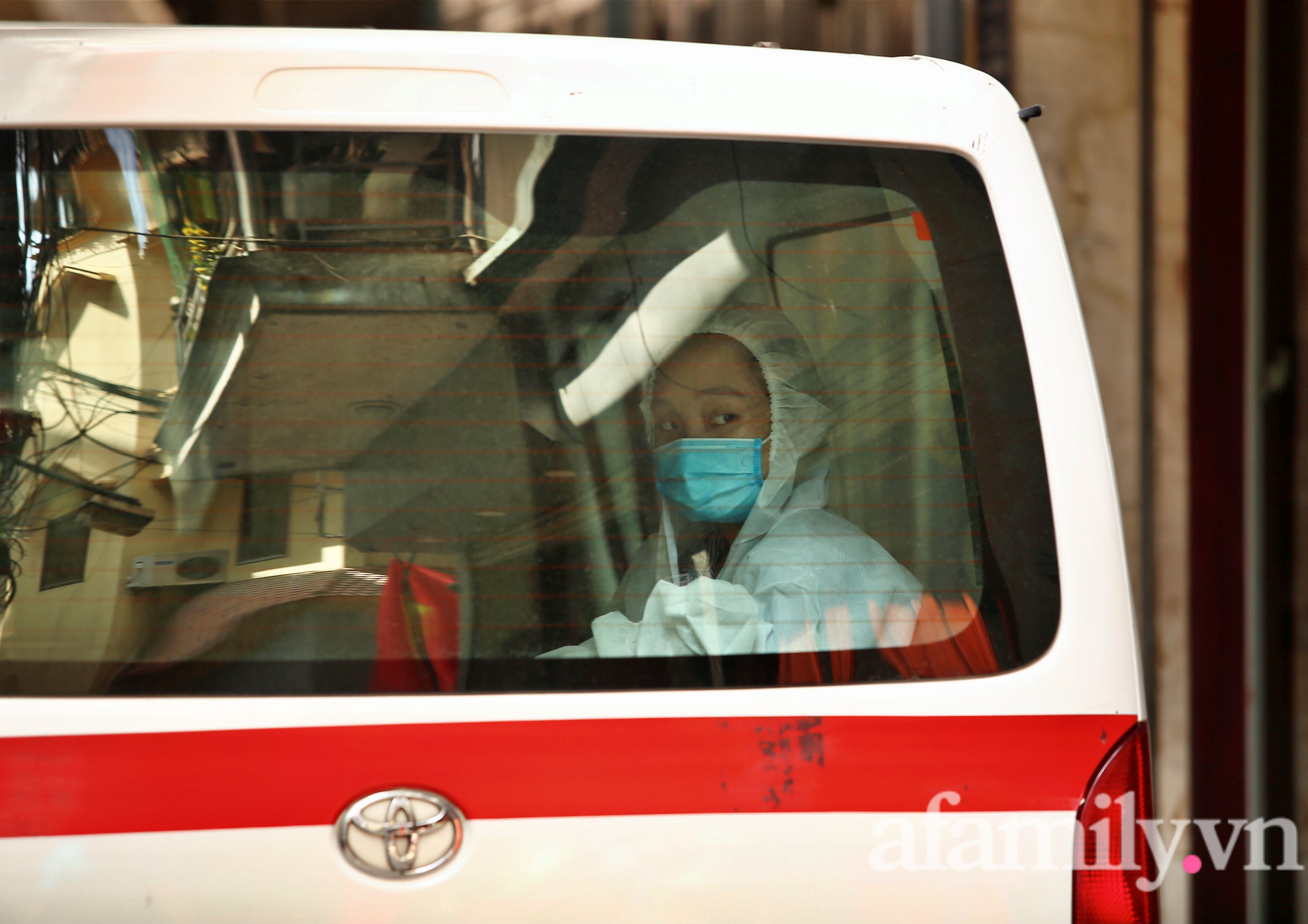 Hà Nội: Tạm phong tỏa nơi ở, đưa 2 mẹ con bé gái 1 tuổi dương tính SARS-CoV-2 đi cách ly-5