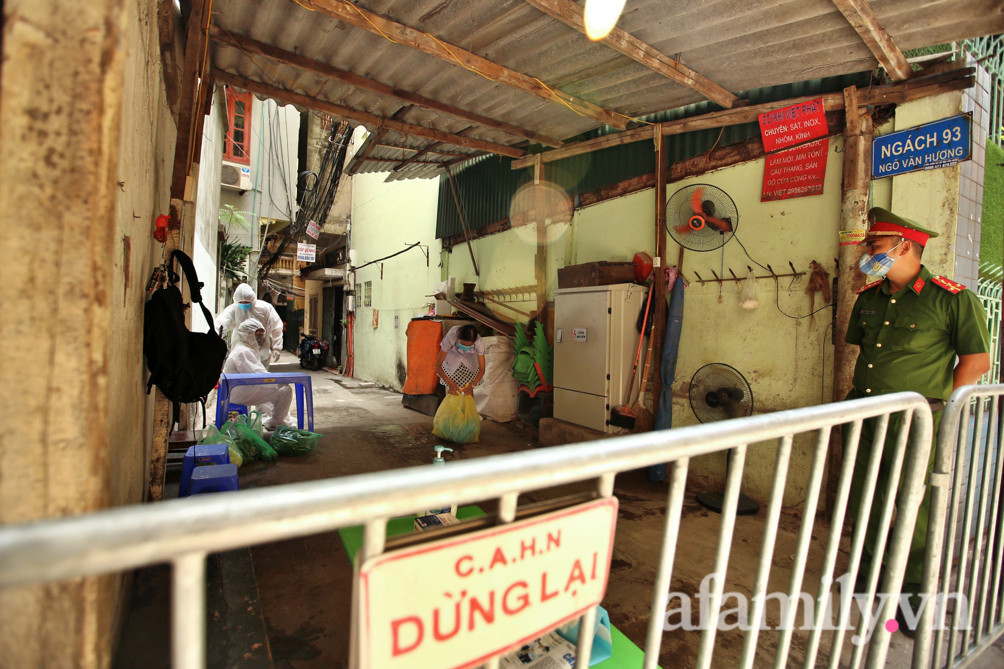 Hà Nội: Tạm phong tỏa nơi ở, đưa 2 mẹ con bé gái 1 tuổi dương tính SARS-CoV-2 đi cách ly-6