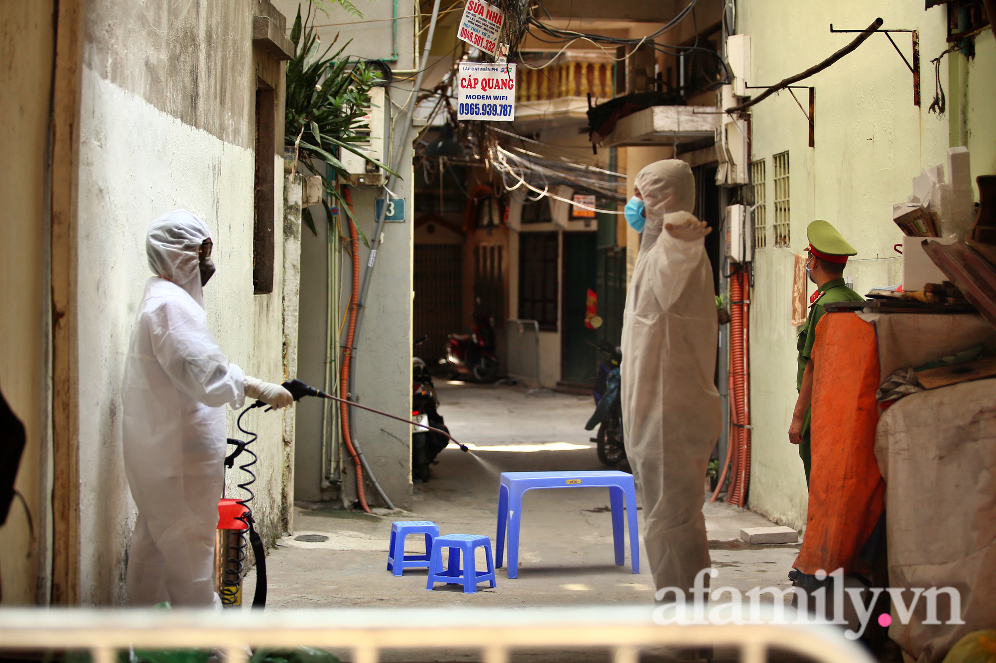Hà Nội: Tạm phong tỏa nơi ở, đưa 2 mẹ con bé gái 1 tuổi dương tính SARS-CoV-2 đi cách ly-13