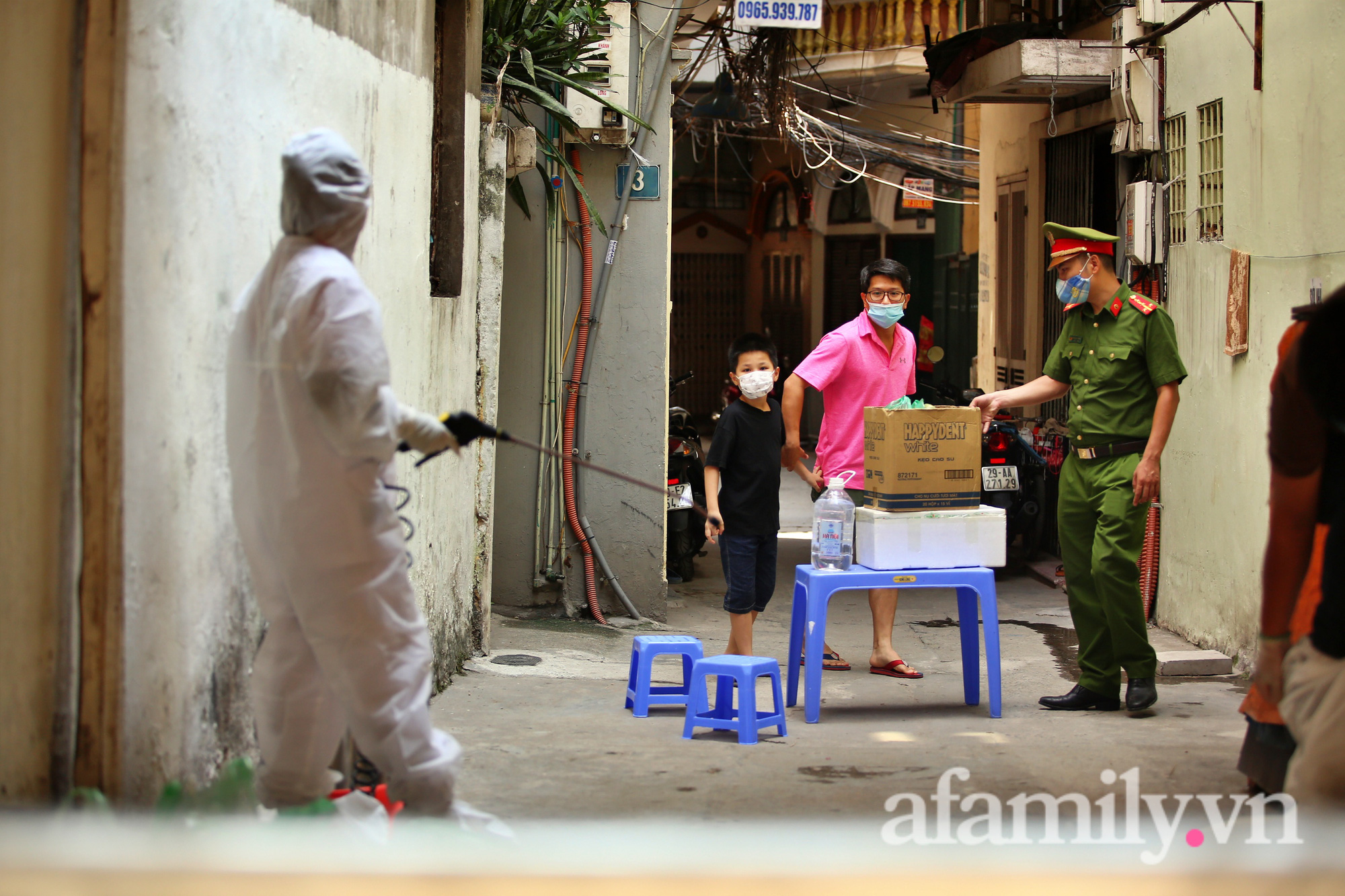 Hà Nội: Tạm phong tỏa nơi ở, đưa 2 mẹ con bé gái 1 tuổi dương tính SARS-CoV-2 đi cách ly-7
