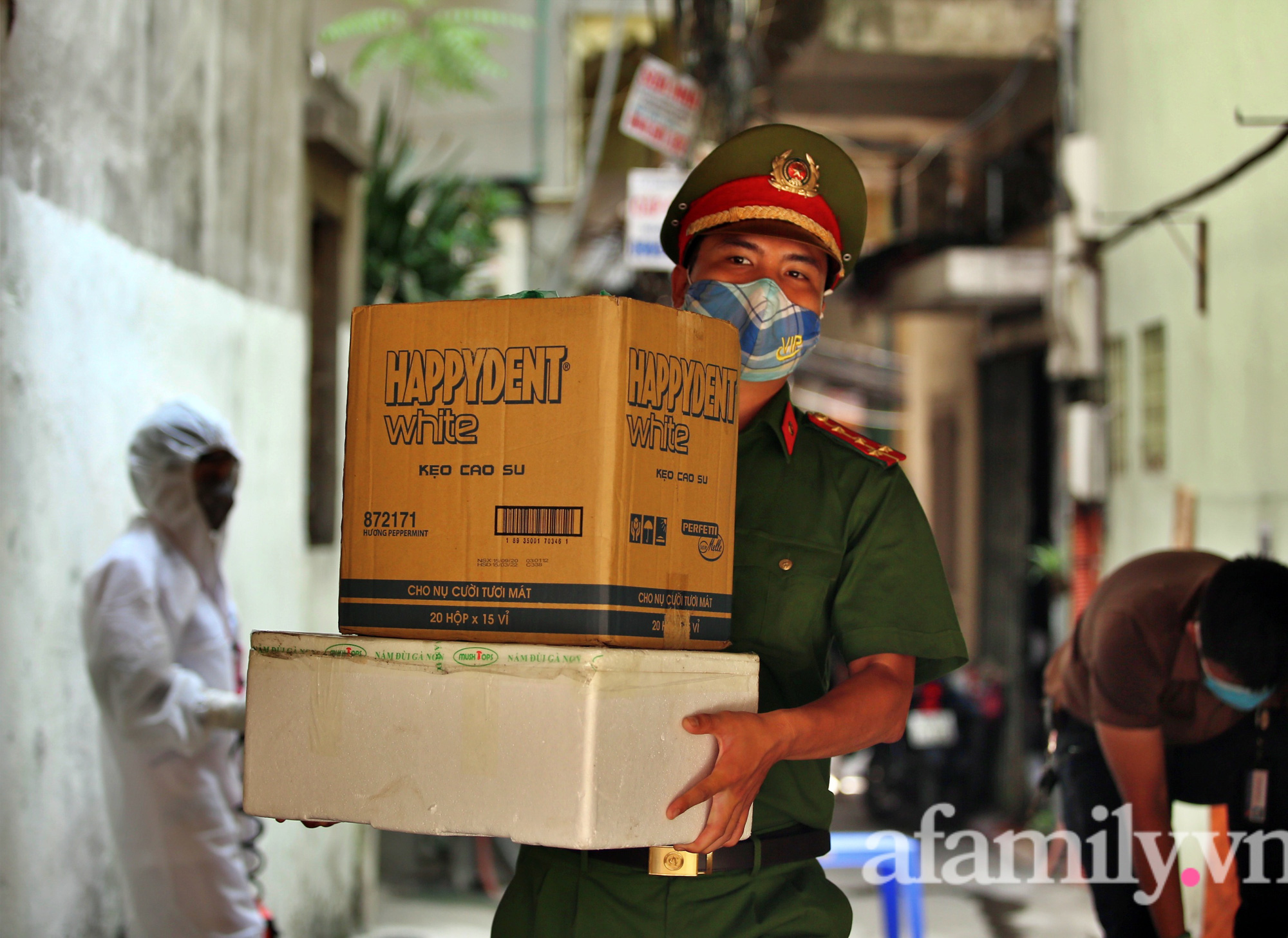 Hà Nội: Tạm phong tỏa nơi ở, đưa 2 mẹ con bé gái 1 tuổi dương tính SARS-CoV-2 đi cách ly-10