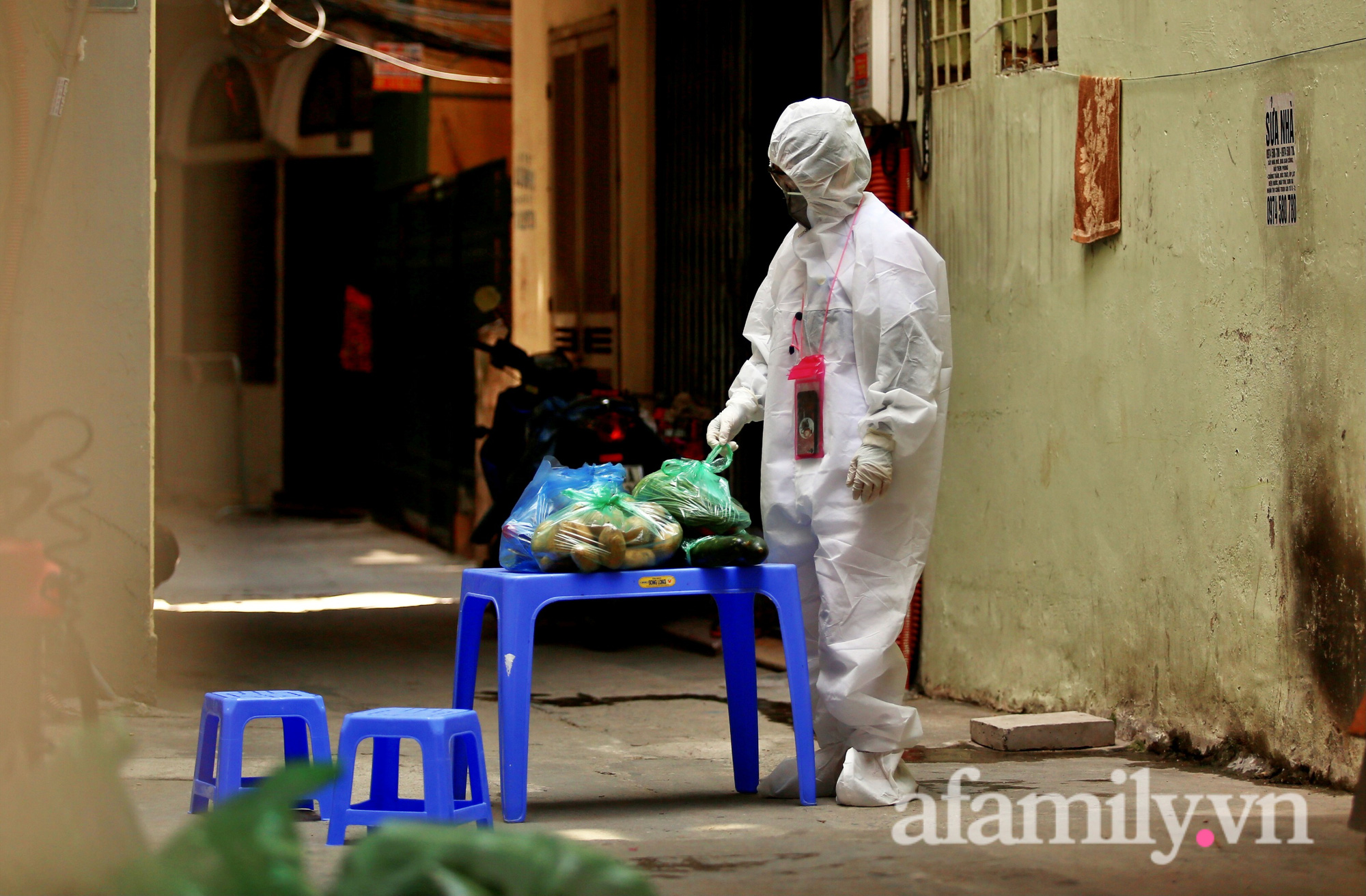 Hà Nội: Tạm phong tỏa nơi ở, đưa 2 mẹ con bé gái 1 tuổi dương tính SARS-CoV-2 đi cách ly-8