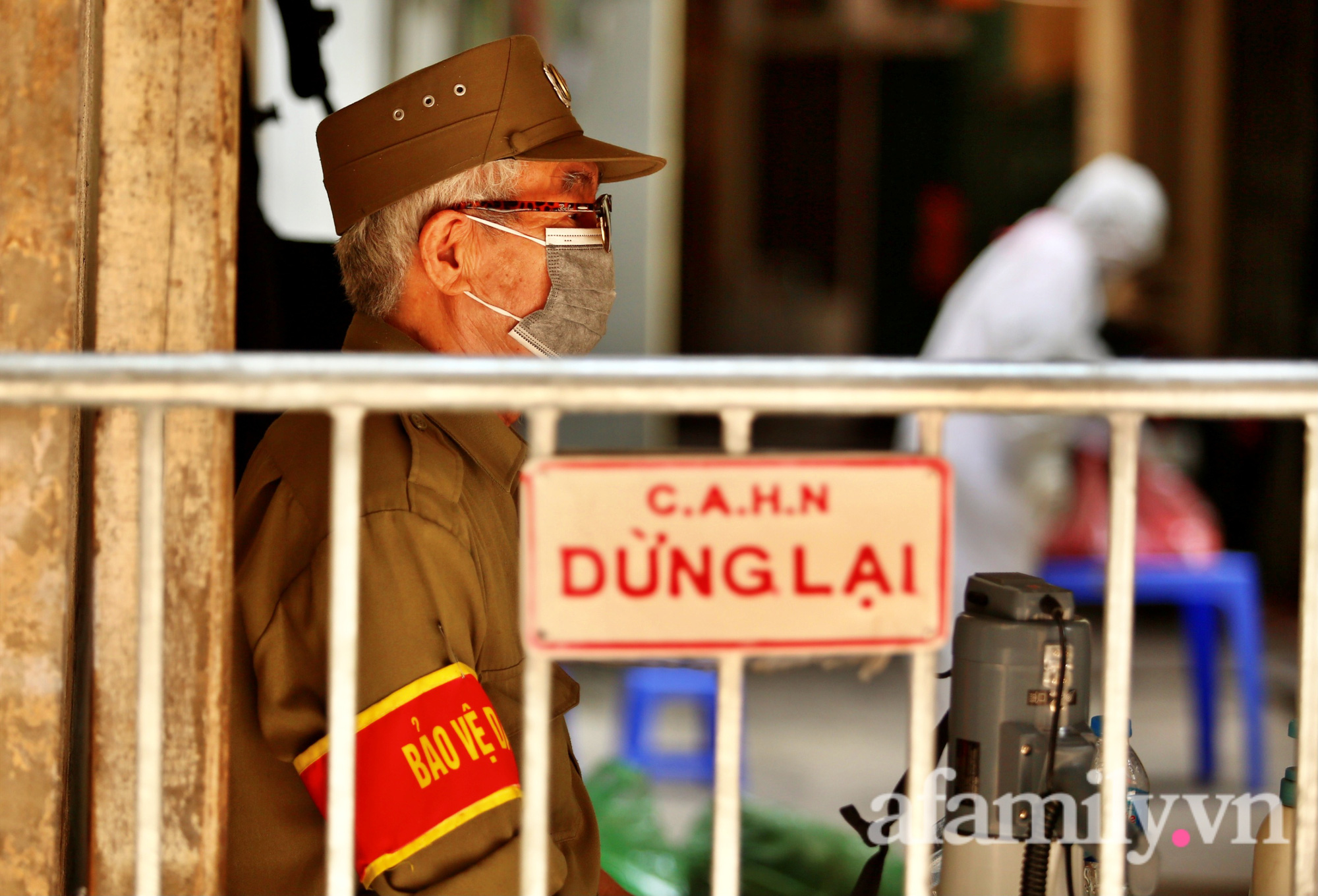 Hà Nội: Tạm phong tỏa nơi ở, đưa 2 mẹ con bé gái 1 tuổi dương tính SARS-CoV-2 đi cách ly-12