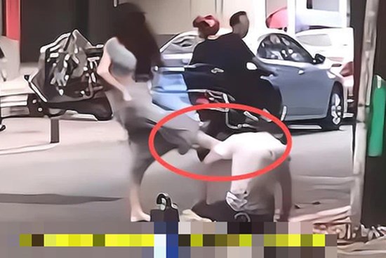 Bạn gái đưa 35 triệu nhờ mua túi hàng hiệu, chàng trai làm điều không ai ngờ đến rồi nhận kết cục thảm hại ngay giữa đường