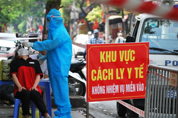 Cô gái vượt rào 3m của khu phong toả, vài phút sau đã phải muối mặt để chật vật trèo ra ngoài-1