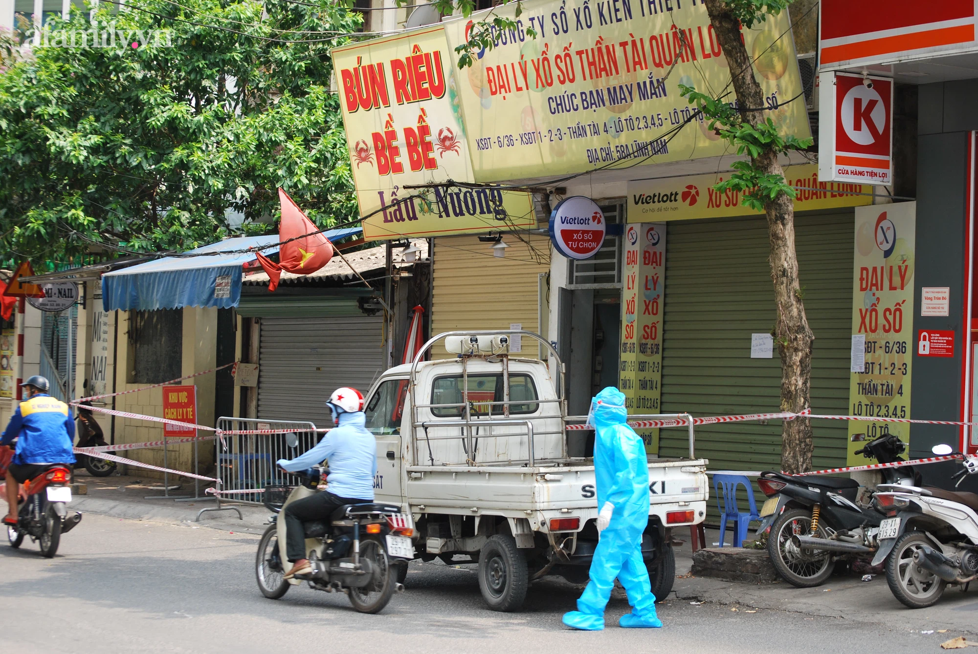 Hà Nội: Phong tỏa, lấy mẫu xét nghiệm người dân xung quanh cửa hàng Vietlott có nhân viên dương tính SARS-CoV-2-2