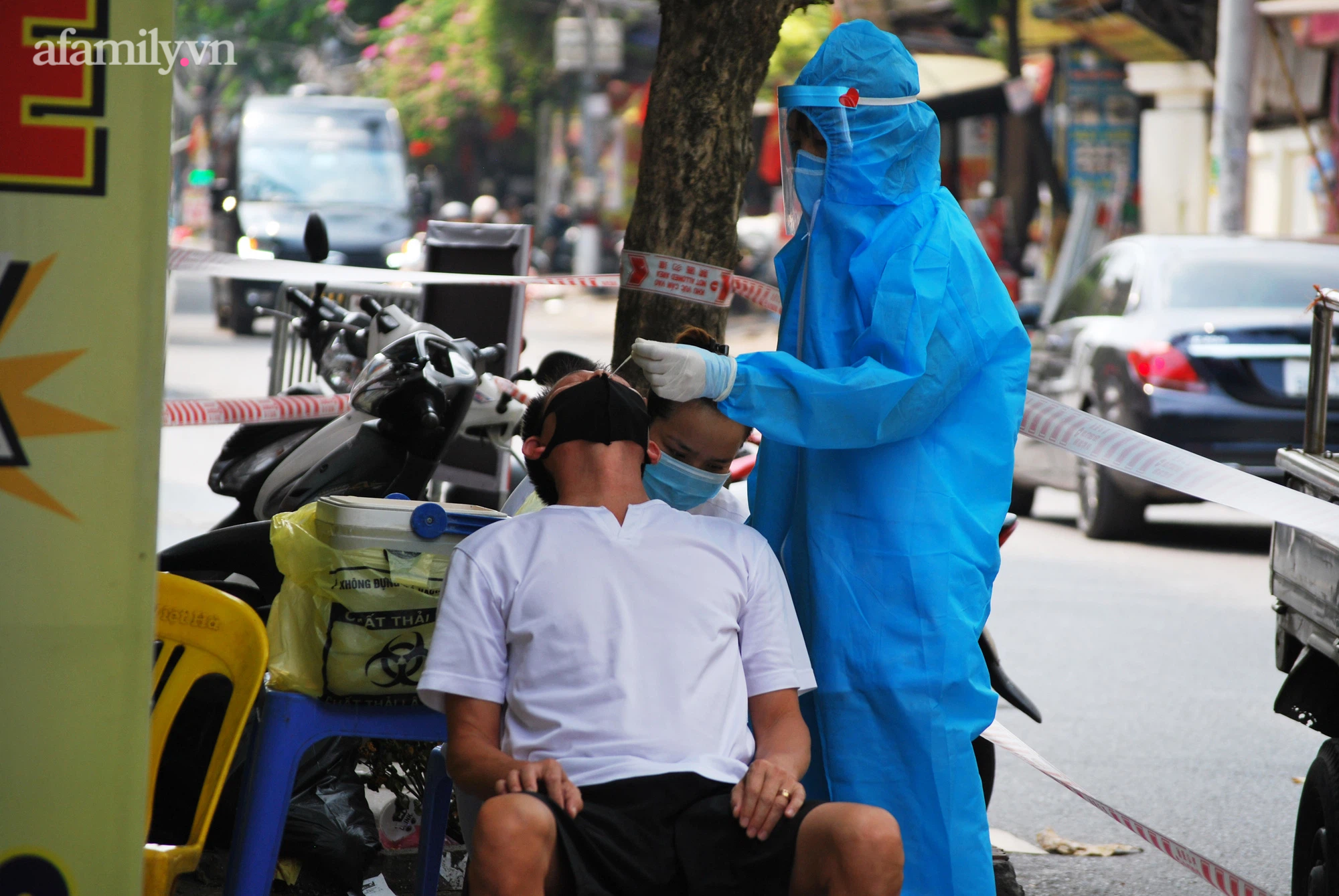 Hà Nội: Phong tỏa, lấy mẫu xét nghiệm người dân xung quanh cửa hàng Vietlott có nhân viên dương tính SARS-CoV-2-6