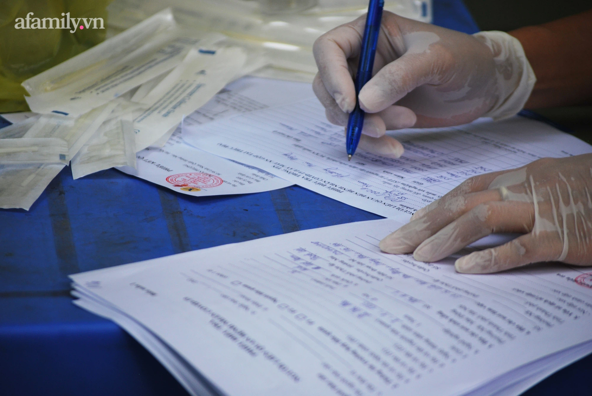 Hà Nội: Phong tỏa, lấy mẫu xét nghiệm người dân xung quanh cửa hàng Vietlott có nhân viên dương tính SARS-CoV-2-7