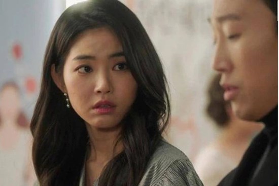 Sáng ngủ dậy, tôi hoảng hốt thấy mình đang nằm trên giường của anh hàng xóm mà tôi ghét cay ghét đắng