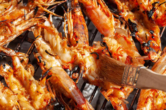 Cuối tuần đổi vị cho cả nhà với tôm nướng tỏi thơm nức mũi, ngửi thôi đã thèm!-7