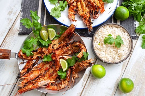Cuối tuần đổi vị cho cả nhà với tôm nướng tỏi thơm nức mũi, ngửi thôi đã thèm!