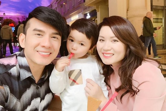 2 tuần trước khi thông báo ly hôn, cả nhà Đan Trường còn đoàn tụ bên nhau, nụ cười rạng rỡ khiến netizen tiếc nuối!