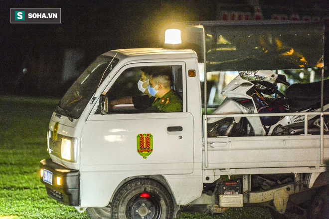 Hà Nội: Hàng trăm nam thanh nữ tú ra công viên tập thể dục, ăn nhậu, tâm sự thấy công an bỏ chạy toán loạn-11