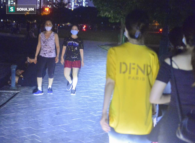Hà Nội: Hàng trăm nam thanh nữ tú ra công viên tập thể dục, ăn nhậu, tâm sự thấy công an bỏ chạy toán loạn-5