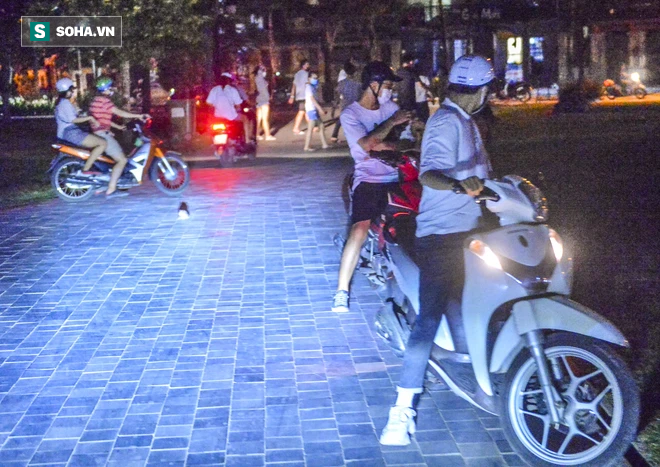 Hà Nội: Hàng trăm nam thanh nữ tú ra công viên tập thể dục, ăn nhậu, tâm sự thấy công an bỏ chạy toán loạn-6