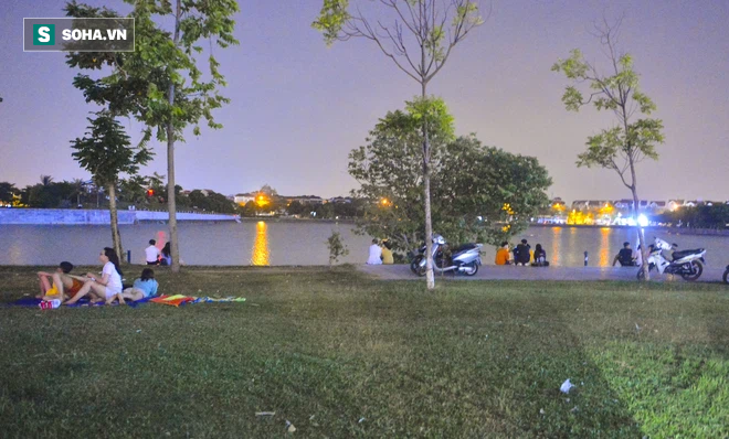Hà Nội: Hàng trăm nam thanh nữ tú ra công viên tập thể dục, ăn nhậu, tâm sự thấy công an bỏ chạy toán loạn-8