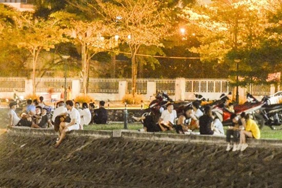 Hà Nội: Hàng trăm nam thanh nữ tú ra công viên tập thể dục, ăn nhậu, 