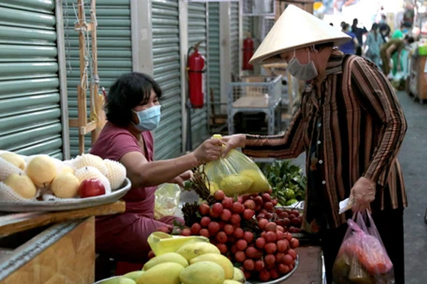 Người dân miền Tây đổ xô đi chợ, giá thực phẩm tăng vọt-5