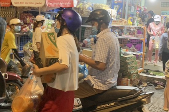 Người dân miền Tây đổ xô đi chợ, giá thực phẩm tăng vọt