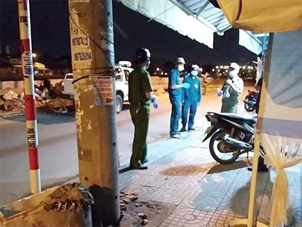 Án mạng ở TP.HCM, chồng đâm vợ và hàng xóm tử vong-1