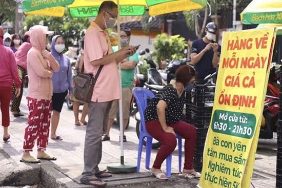 Những Thạch Sùng trục lợi mùa dịch và anh Minh Râu vừa bán vừa cho: Chỉ cần không ác là đủ tử tế rồi!