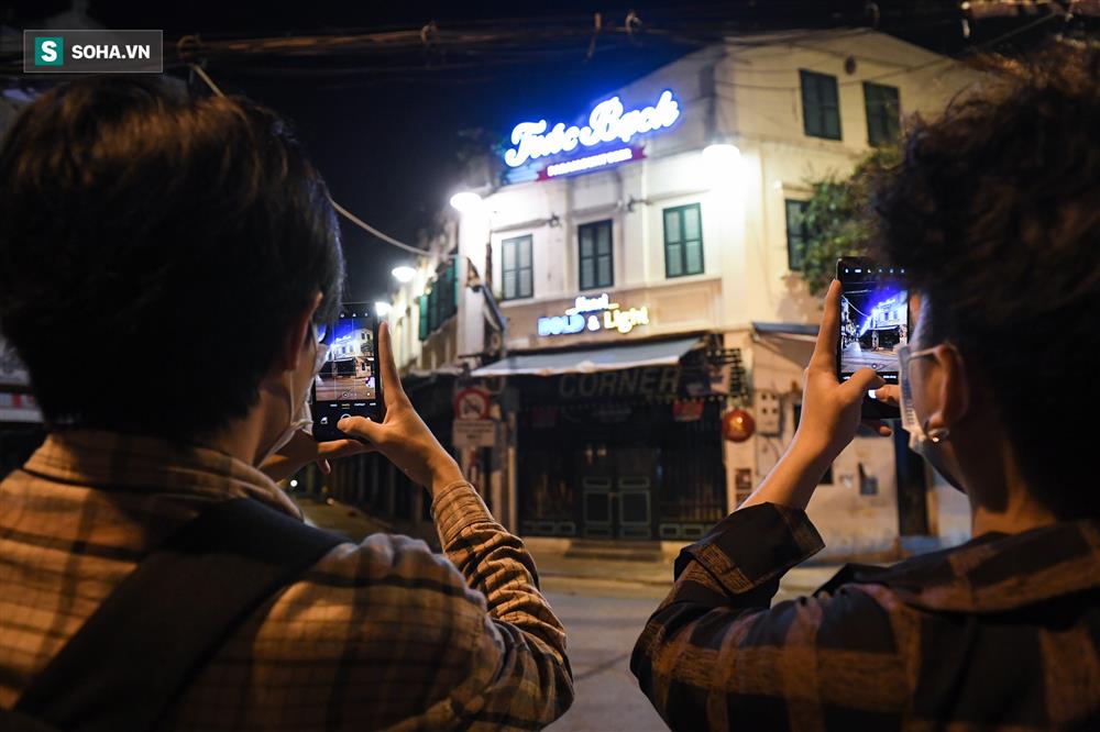 Đường phố Hà Nội vắng vẻ đến bất ngờ sau lời kêu gọi người dân ở nhà của lãnh đạo Thành phố-11