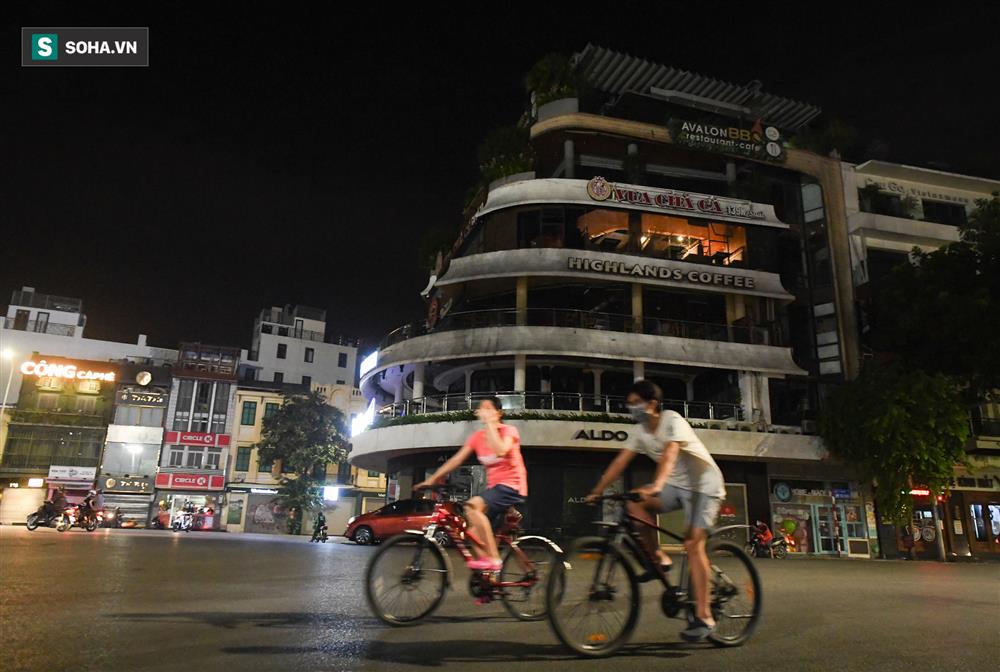 Đường phố Hà Nội vắng vẻ đến bất ngờ sau lời kêu gọi người dân ở nhà của lãnh đạo Thành phố-7