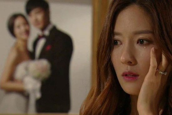 Nằm viện 2 tuần trở về, vợ thấy tóc bạc vương vãi trên sàn, sự thật phanh phui khiến cô rụng rời ra 