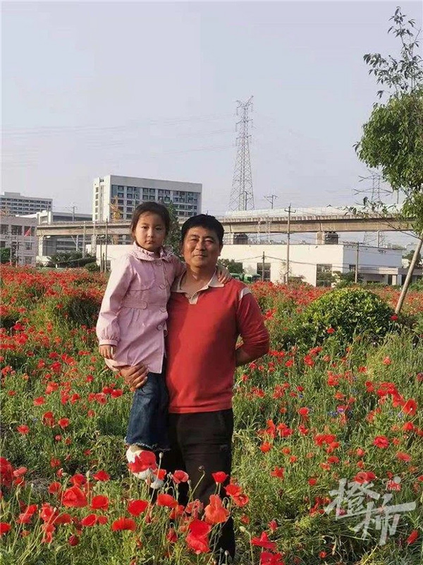 Đang chạy bon bon trên đường, xe điện đột ngột bốc cháy khiến 2 bố con bị thiêu rụi quần áo, người mẹ đi ngay cạnh chết lặng trước hiện trường thảm khốc-3