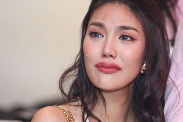 Netizen tranh cãi nảy lửa khoảnh khắc nghi Lan Khuê hất tay nhân viên sự kiện, còn tỏ thái độ lạnh tanh?-13