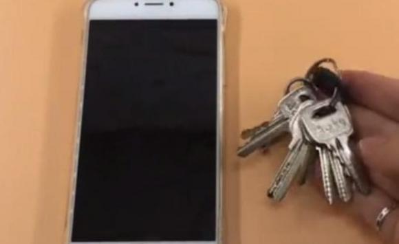 Điện thoại không thể đặt cùng với 3 thứ! Hãy xem để tránh xa rủi ro không đáng có-1