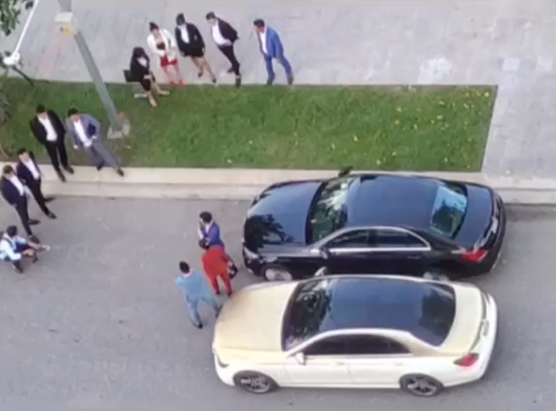 Thêm loạt ảnh hậu trường sống ảo của các chủ tịch”, hot girl tài chính 4.0”: Xế sang + vest + tạo dáng bất chấp trên đường-3