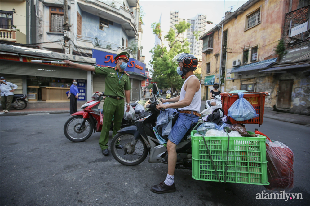 Hà Nội ngày đầu thực hiện Công điện 15: Tiểu thương ngậm ngùi quay xe ngay trước cổng chợ, có người rưng rưng nước mắt, hàng đã nhập về biết bán đi đâu?-1