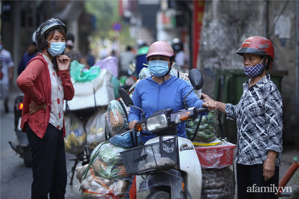 Hà Nội ngày đầu thực hiện Công điện 15: Tiểu thương ngậm ngùi quay xe ngay trước cổng chợ, có người rưng rưng nước mắt, hàng đã nhập về biết bán đi đâu?-4
