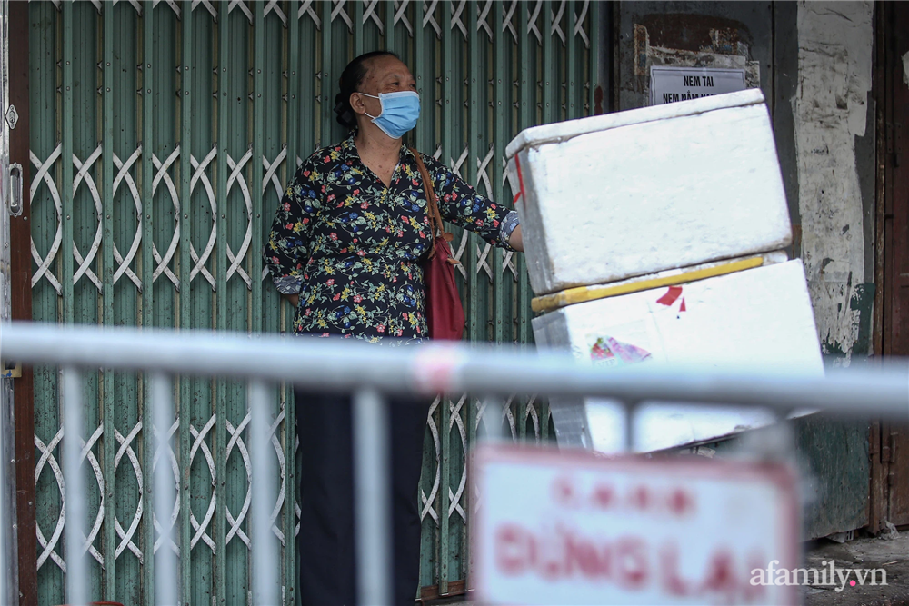 Hà Nội ngày đầu thực hiện Công điện 15: Tiểu thương ngậm ngùi quay xe ngay trước cổng chợ, có người rưng rưng nước mắt, hàng đã nhập về biết bán đi đâu?-7