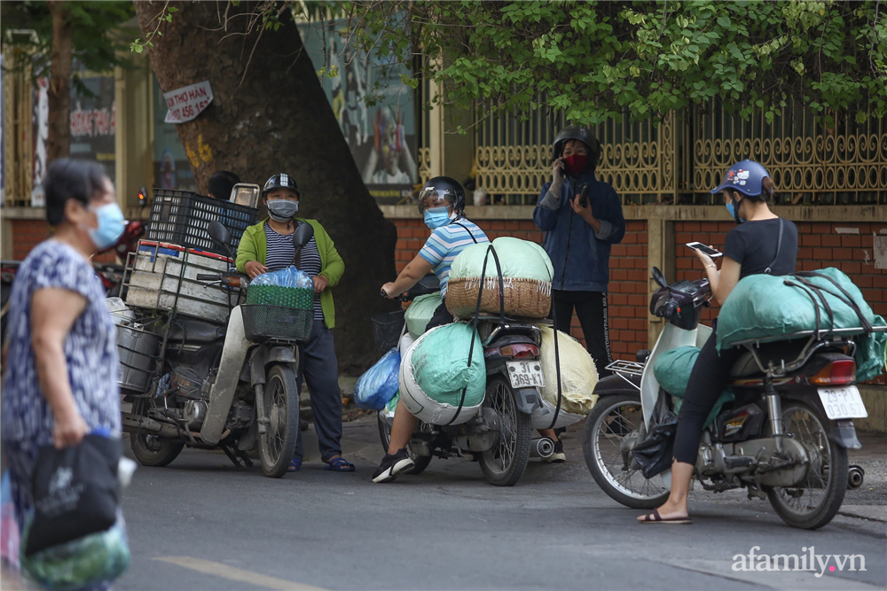 Hà Nội ngày đầu thực hiện Công điện 15: Tiểu thương ngậm ngùi quay xe ngay trước cổng chợ, có người rưng rưng nước mắt, hàng đã nhập về biết bán đi đâu?-12
