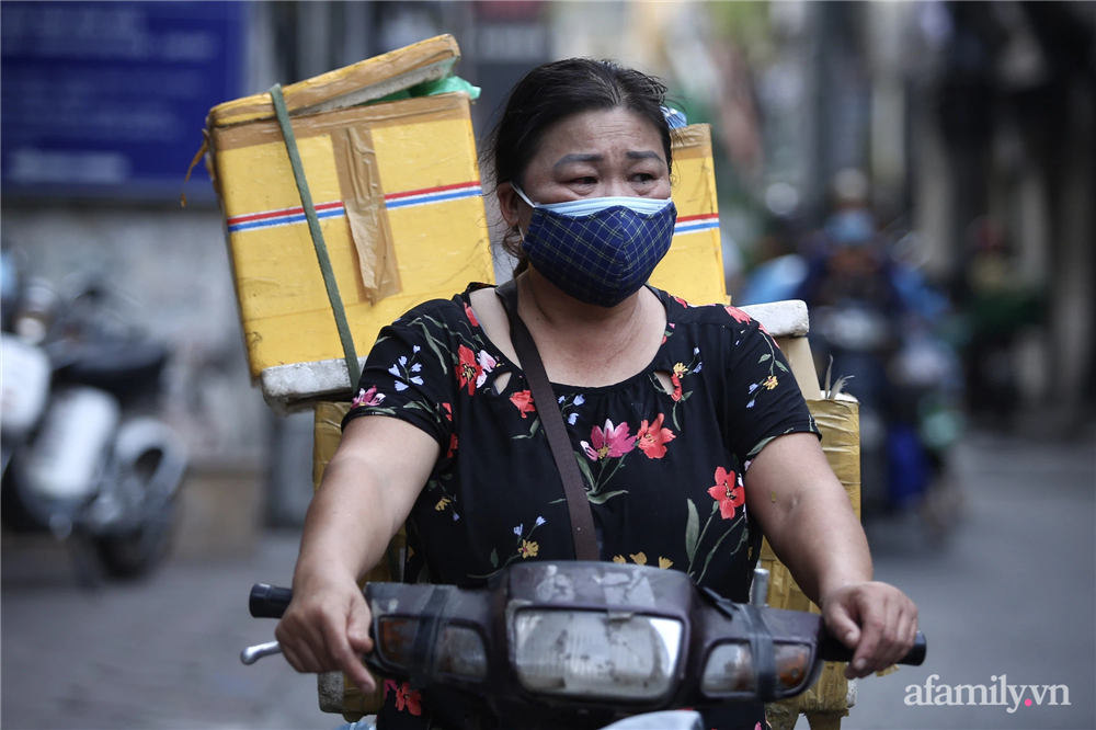 Hà Nội ngày đầu thực hiện Công điện 15: Tiểu thương ngậm ngùi quay xe ngay trước cổng chợ, có người rưng rưng nước mắt, hàng đã nhập về biết bán đi đâu?-14