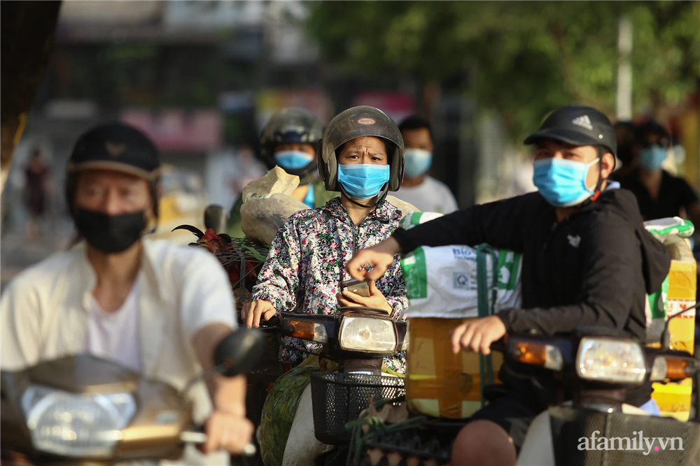 Hà Nội ngày đầu thực hiện Công điện 15: Tiểu thương ngậm ngùi quay xe ngay trước cổng chợ, có người rưng rưng nước mắt, hàng đã nhập về biết bán đi đâu?-15