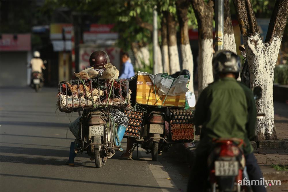 Hà Nội ngày đầu thực hiện Công điện 15: Tiểu thương ngậm ngùi quay xe ngay trước cổng chợ, có người rưng rưng nước mắt, hàng đã nhập về biết bán đi đâu?-16