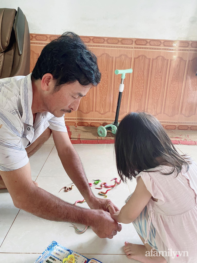 Nghỉ dịch ở nhà, bé gái cùng ông đem đất nặn ra chơi, nhìn thành phẩm mà dân mạng té xỉu-1