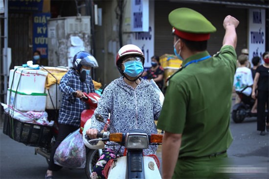 Hà Nội ngày đầu thực hiện Công điện 15: Tiểu thương ngậm ngùi quay xe ngay trước cổng chợ, có người rưng rưng nước mắt, hàng đã nhập về biết bán đi đâu?