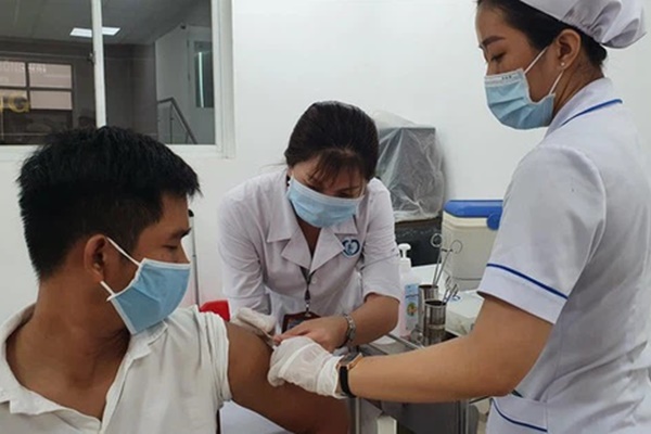 Vợ bán tạp hóa mệt mỏi được chồng đưa đi khám, vào viện test nhanh cả 2 đều nhiễm SARS-CoV-2-3