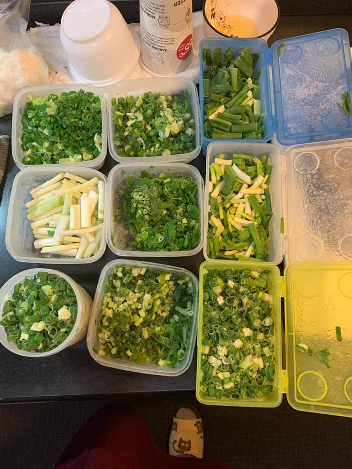 Cô gái Sài Gòn hướng dẫn mẹo trữ rau hành ngò tươi xanh cả tháng mà không hỏng-10