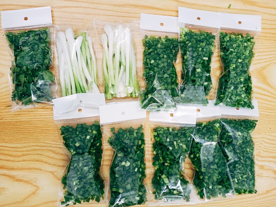 Cô gái Sài Gòn hướng dẫn mẹo trữ rau hành ngò tươi xanh cả tháng mà không hỏng-11