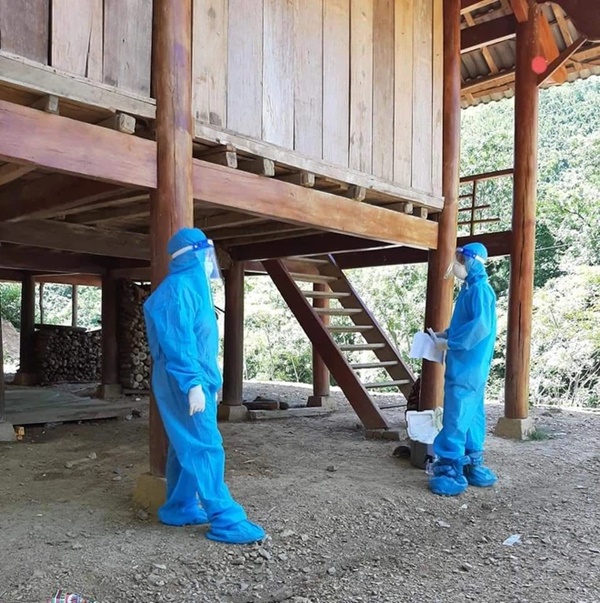 Vợ bán tạp hóa mệt mỏi được chồng đưa đi khám, vào viện test nhanh cả 2 đều nhiễm SARS-CoV-2-2