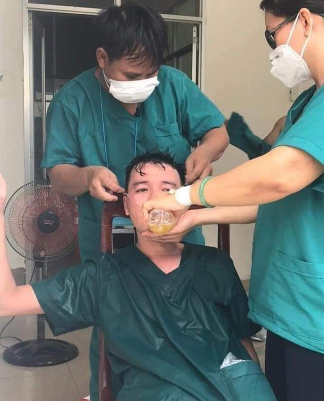 F0 ở bệnh viện dã chiến: Không có wifi, tắc bồn cầu cũng chửi bác sĩ, bấm nút báo cháy cho cả tòa nhà náo loạn-4